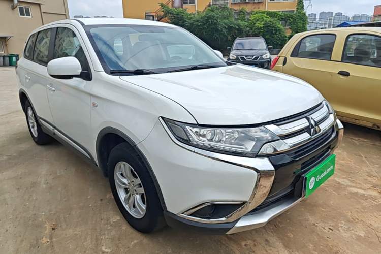 Used Mitsubishi Outlander 2016 2.0L Two-Wheel Drive Fashion Edition 5 Seats Front Right 45 Deg