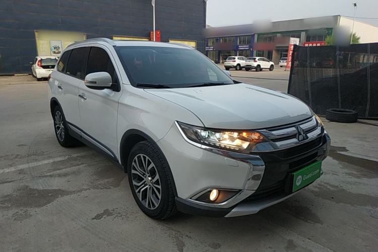 Used Mitsubishi Outlander 2016 2.4L 4x4 Elite Edition 5 Seats Front Right 45 Deg