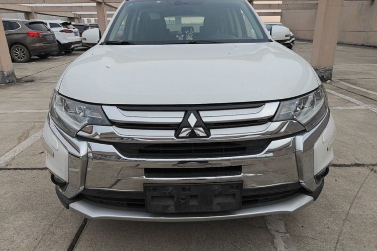 Used Mitsubishi Outlander 2016 2.4L 4x4 Luxury Edition 7-Seater Front
