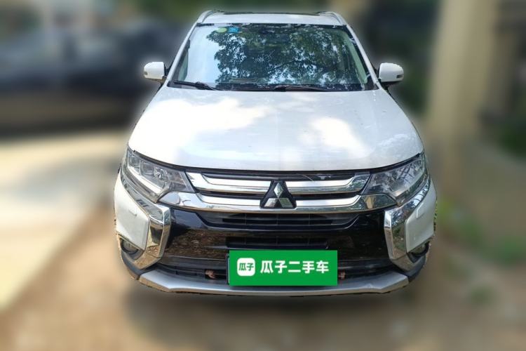 Used Mitsubishi Outlander 2016 2.4L 4x4 Luxury Edition 7-Seater Front