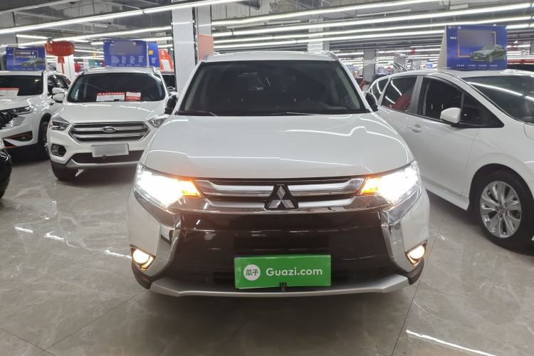 Used Mitsubishi Outlander 2016 2.4L 4x4 Elite Edition 7-Seater Front