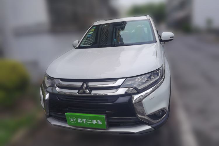 Used Mitsubishi Outlander 2016 2.4L 4x4 Luxury Edition 7-Seater Front