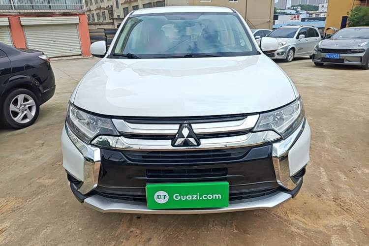 Used Mitsubishi Outlander 2016 2.0L Two-Wheel Drive Fashion Edition 5 Seats Front