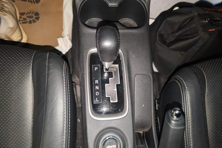 Used Mitsubishi Outlander 2016 2.4L 4x4 Elite Edition 5 Seats Gear Lever