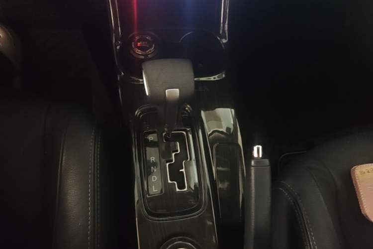 Used Mitsubishi Outlander 2016 2.4L 4x4 Luxury Edition 7-Seater Gear Lever
