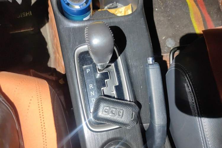 Used Mitsubishi Outlander 2016 2.4L 4x4 Luxury Edition 7-Seater Gear Lever