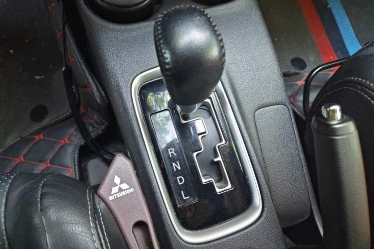 Used Mitsubishi Outlander 2016 2.4L 4x4 Elite Edition 5 Seats Gear Lever