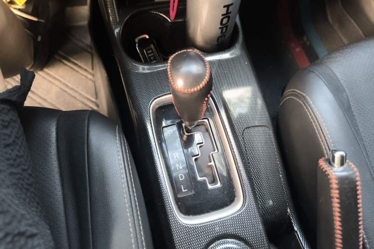 Used Mitsubishi Outlander 2016 2.4L 4x4 Luxury Edition 7-Seater Gear Lever