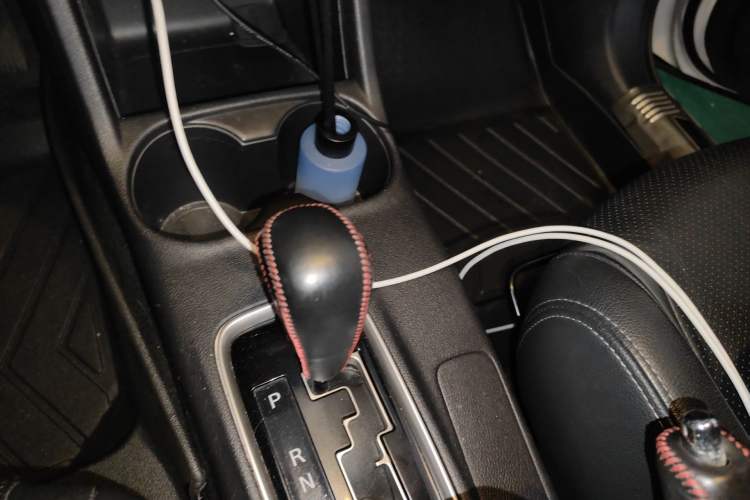 Used Mitsubishi Outlander 2016 2.4L 4x4 Luxury Edition 7-Seater Gear Lever