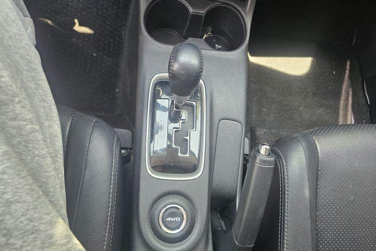 Used Mitsubishi Outlander 2016 2.4L 4x4 Elite Edition 7-Seater Gear Lever