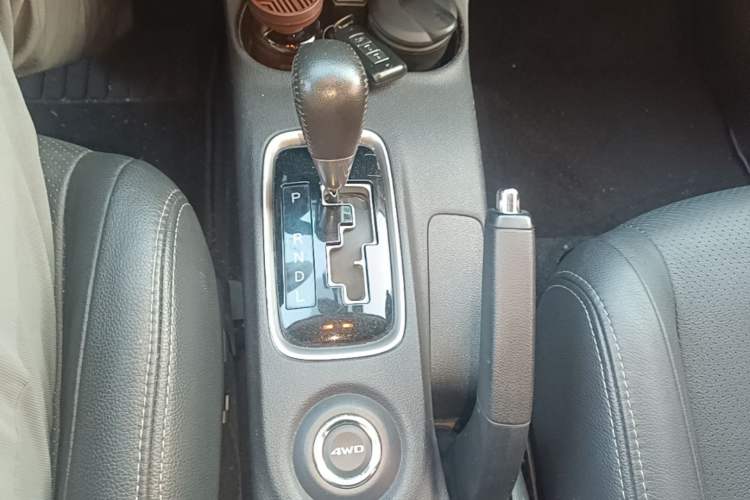 Used Mitsubishi Outlander 2016 2.4L 4x4 Luxury Edition 7-Seater Gear Lever