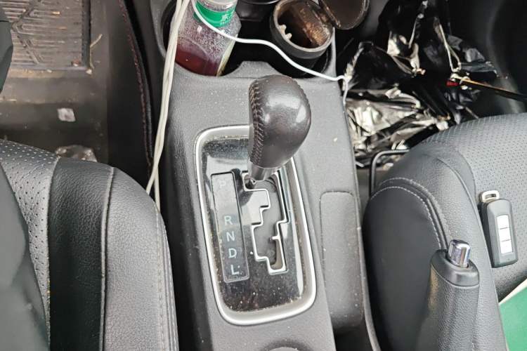 Used Mitsubishi Outlander 2016 2.4L 4x4 Luxury Edition 7-Seater Gear Lever