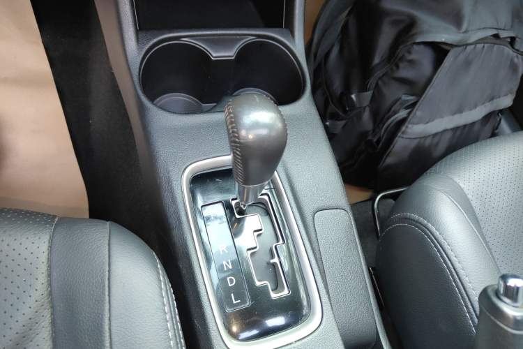 Used Mitsubishi Outlander 2016 2.4L 4x4 Luxury Edition 7-Seater Gear Lever