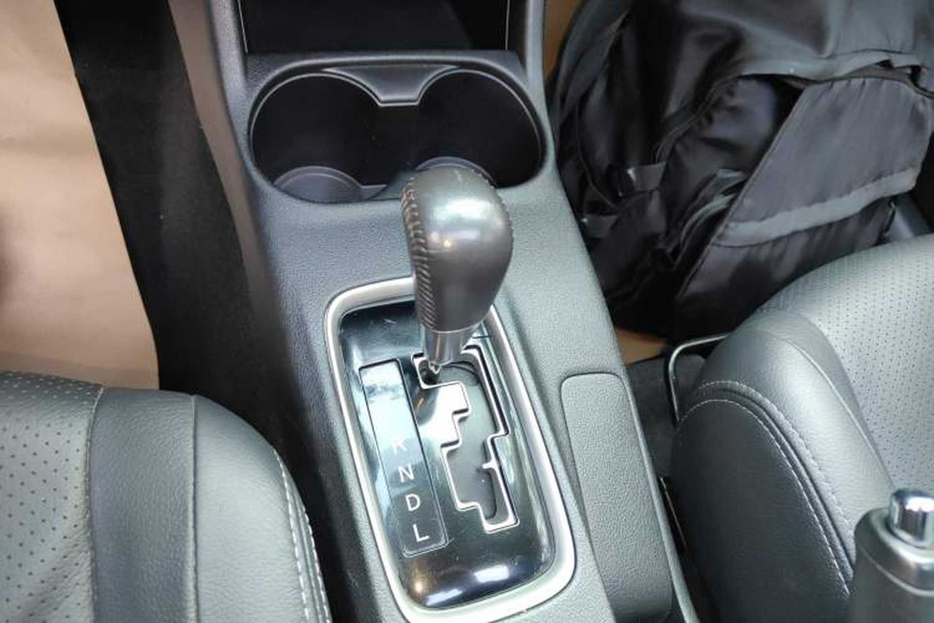 Used Mitsubishi Outlander 2016 2.4L 4x4 Luxury Edition 7-Seater Gear Lever