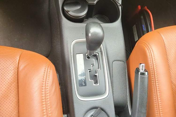 Used Mitsubishi Outlander 2016 2.0L Two-Wheel Drive Fashion Edition 5 Seats Gear Lever