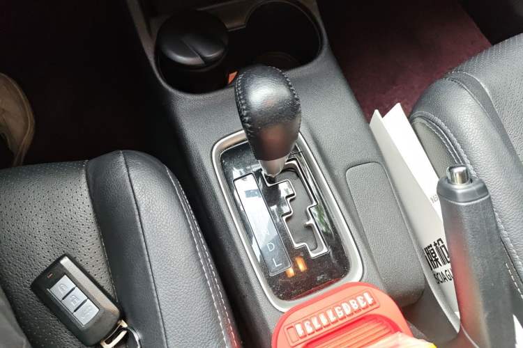 Used Mitsubishi Outlander 2016 2.4L 4x4 Elite Edition 7-Seater Gear Lever