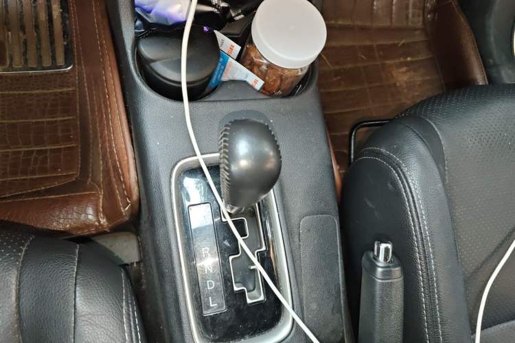 Used Mitsubishi Outlander 2016 2.4L 4x4 Luxury Edition 7-Seater Gear Lever
