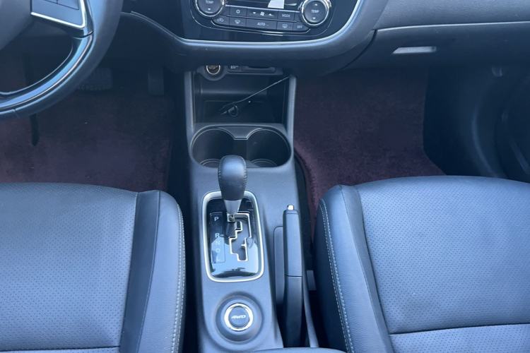 Used Mitsubishi Outlander 2016 2.4L 4x4 Elite Edition 7-Seater Gear Lever