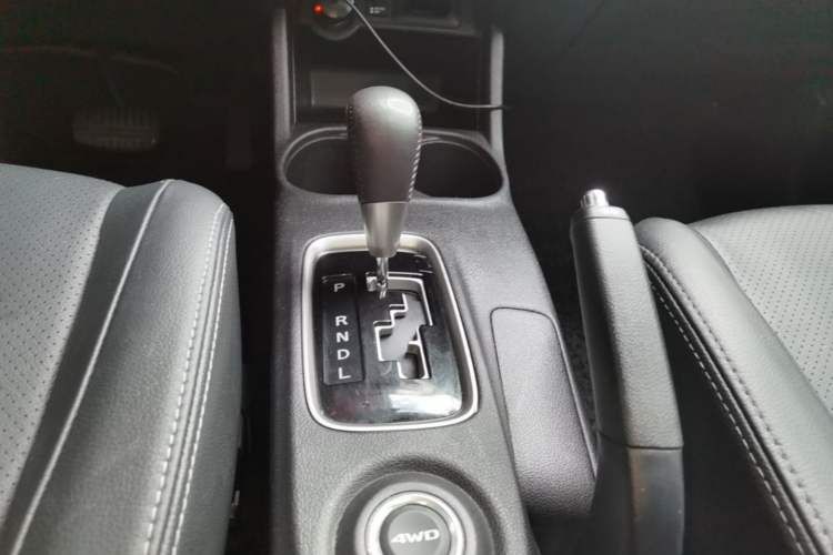 Used Mitsubishi Outlander 2016 2.4L 4x4 Luxury Edition 7-Seater Gear Lever