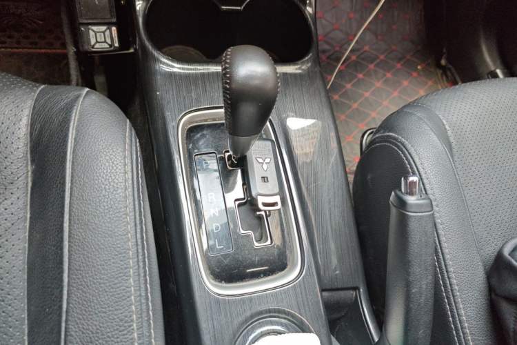 Used Mitsubishi Outlander 2016 2.4L 4x4 Luxury Edition 7-Seater Gear Lever