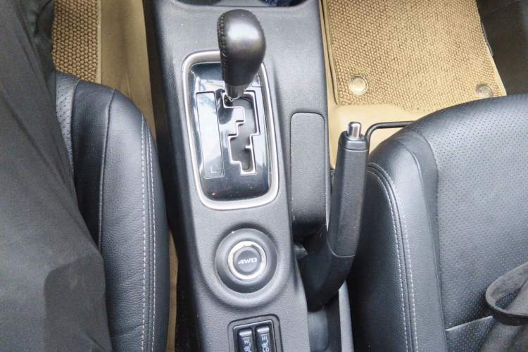 Used Mitsubishi Outlander 2016 2.4L 4x4 Luxury Edition 7-Seater Gear Lever