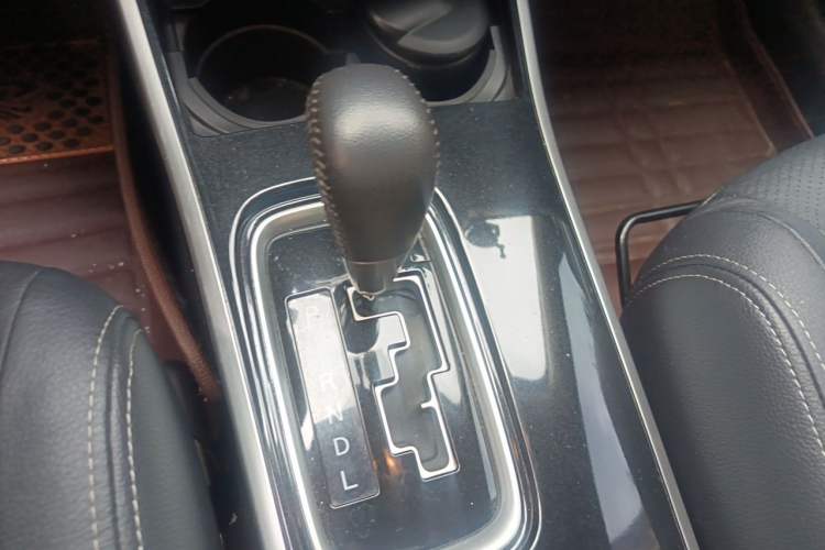 Used Mitsubishi Outlander 2016 2.4L 4x4 Elite Edition 5 Seats Gear Lever