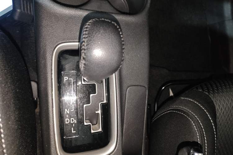 Used Mitsubishi Outlander 2016 2.0L Two-Wheel Drive Value Edition 5 Seats Gear Lever