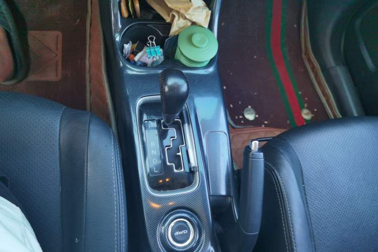 Used Mitsubishi Outlander 2016 2.4L 4x4 Luxury Edition 7-Seater Gear Lever