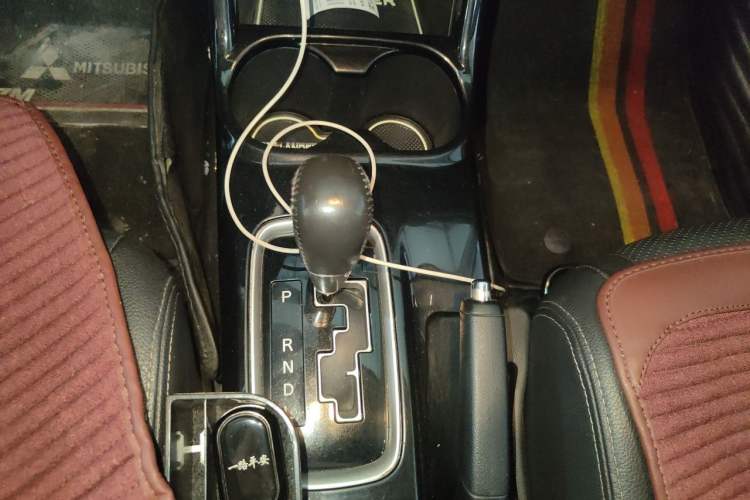 Used Mitsubishi Outlander 2016 2.4L 4x4 Luxury Edition 7-Seater Gear Lever