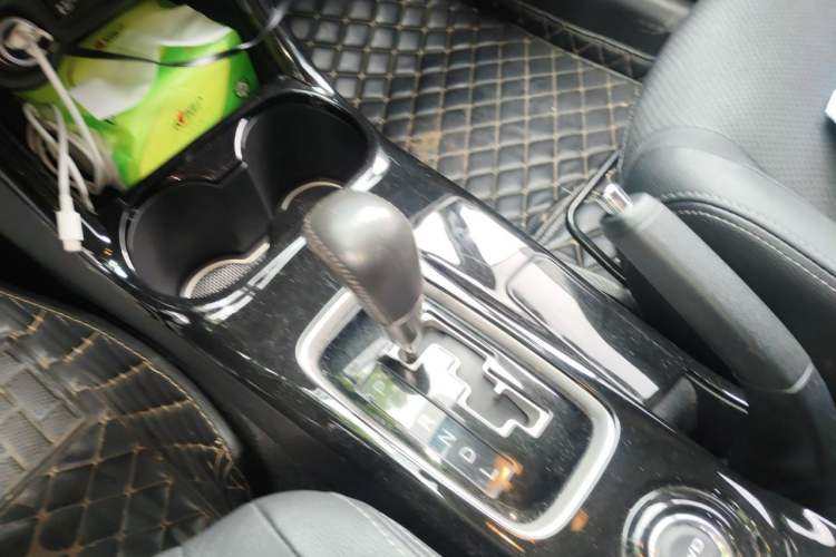 Used Mitsubishi Outlander 2016 2.4L 4x4 Elite Edition 5 Seats Gear Lever