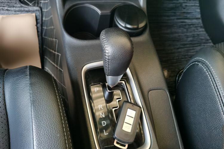 Used Mitsubishi Outlander 2016 2.4L 4x4 Elite Edition 7-Seater Gear Lever