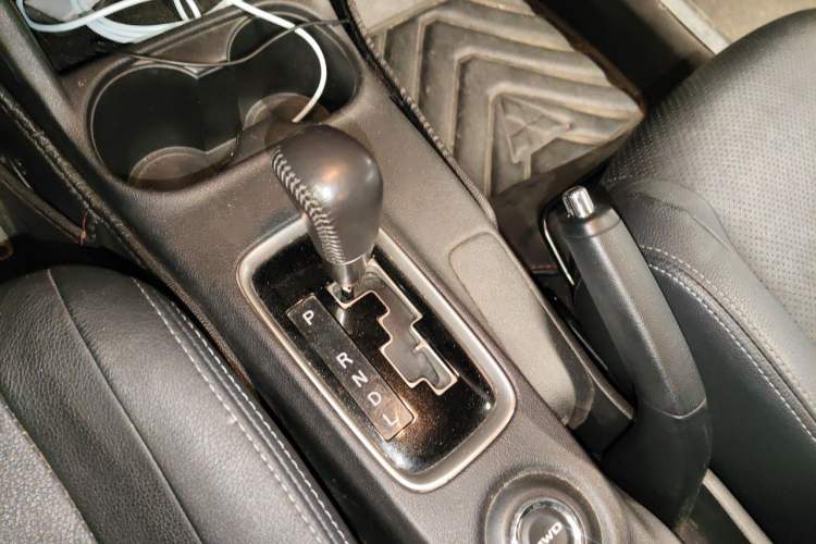 Used Mitsubishi Outlander 2016 2.4L 4x4 Luxury Edition 7-Seater Gear Lever