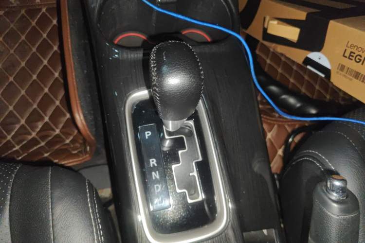 Used Mitsubishi Outlander 2016 2.4L 4x4 Elite Edition 7-Seater Gear Lever