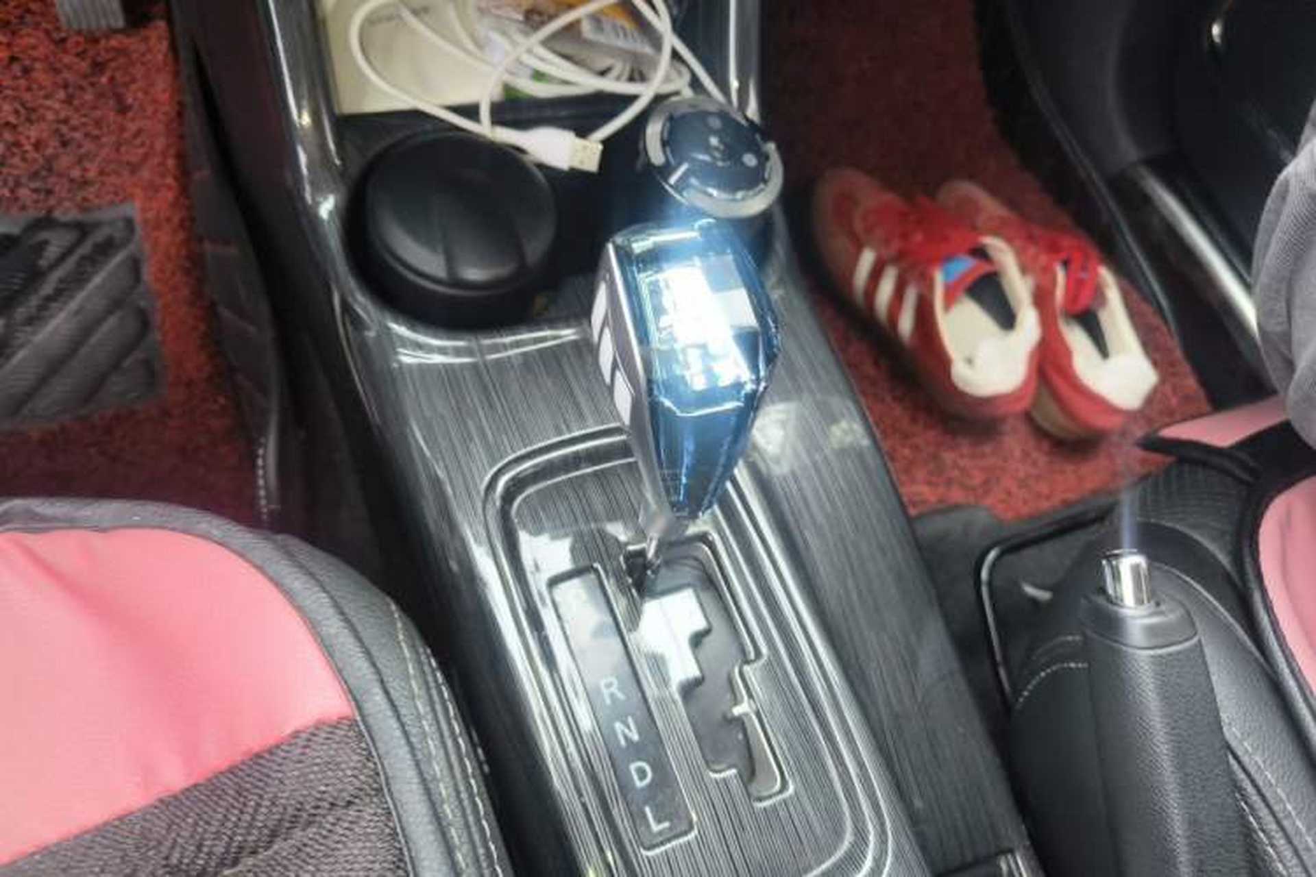 Used Mitsubishi Outlander 2016 2.4L 4x4 Luxury Edition 7-Seater Gear Lever