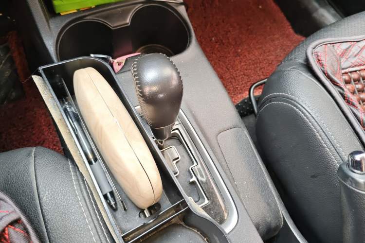 Used Mitsubishi Outlander 2016 2.4L 4x4 Luxury Edition 7-Seater Gear Lever