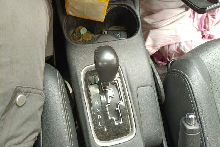 Used Mitsubishi Outlander 2016 2.4L 4x4 Luxury Edition 7-Seater Gear Lever
