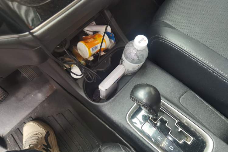Used Mitsubishi Outlander 2016 2.4L 4x4 Luxury Edition 7-Seater Gear Lever