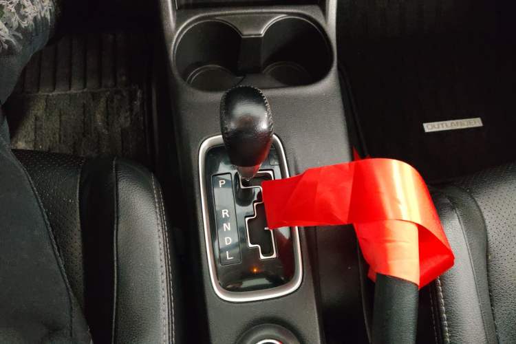 Used Mitsubishi Outlander 2016 2.4L 4x4 Elite Edition 7-Seater Gear Lever