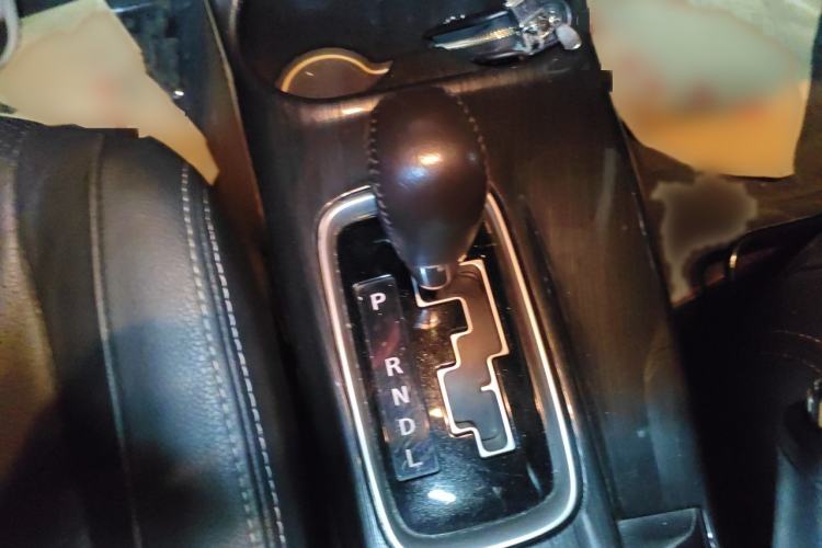 Used Mitsubishi Outlander 2016 2.4L 4x4 Luxury Edition 7-Seater Gear Lever