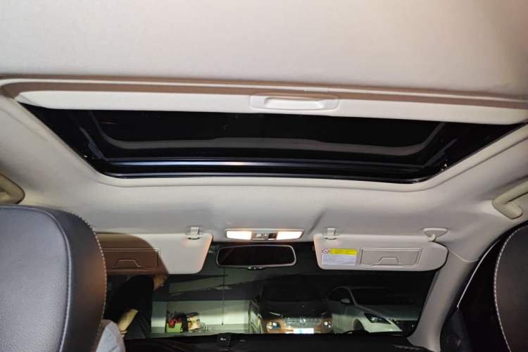 Used Mitsubishi Outlander 2016 2.4L 4x4 Luxury Edition 7-Seater Headliner