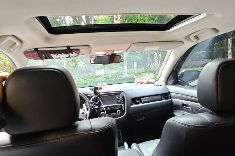 Used Mitsubishi Outlander 2016 2.4L 4x4 Elite Edition 7-Seater Headliner