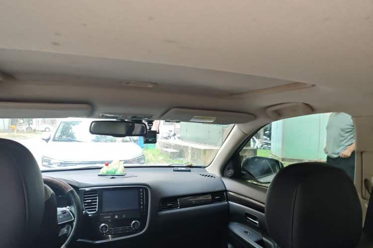 Used Mitsubishi Outlander 2016 2.4L 4x4 Luxury Edition 7-Seater Headliner