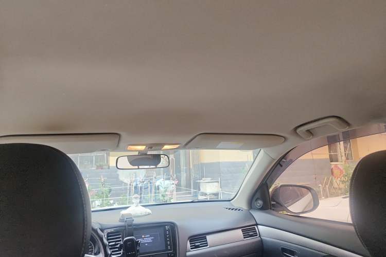 Used Mitsubishi Outlander 2016 2.0L Two-Wheel Drive Fashion Edition 5 Seats Headliner