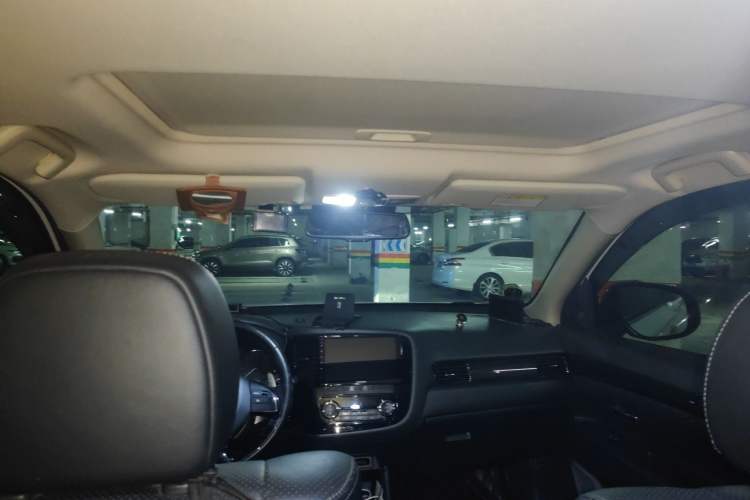 Used Mitsubishi Outlander 2016 2.4L 4x4 Elite Edition 7-Seater Headliner
