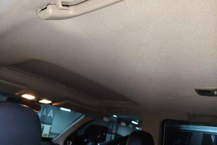 Used Mitsubishi Outlander 2016 2.4L 4x4 Luxury Edition 7-Seater Headliner