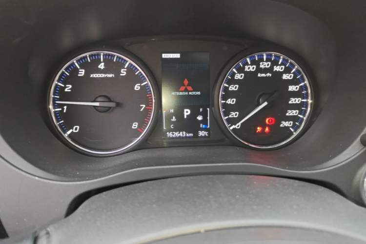 Used Mitsubishi Outlander 2016 2.4L 4x4 Luxury Edition 7-Seater Instrument Cluster