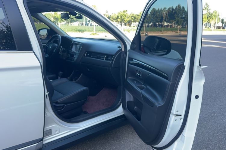 Used Mitsubishi Outlander 2016 2.4L 4x4 Elite Edition 7-Seater Interior 1