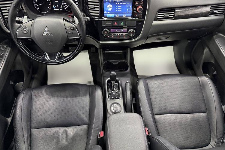 Used Mitsubishi Outlander 2016 2.4L 4x4 Elite Edition 7-Seater Interior 1