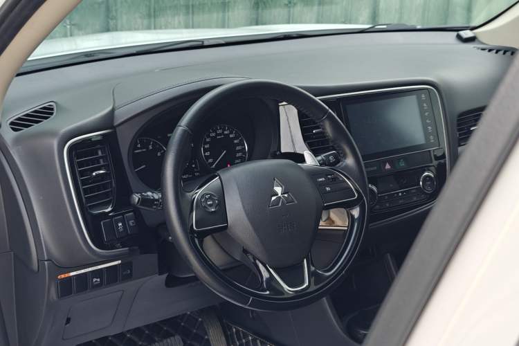 Used Mitsubishi Outlander 2016 2.4L 4x4 Elite Edition 5 Seats Interior 1