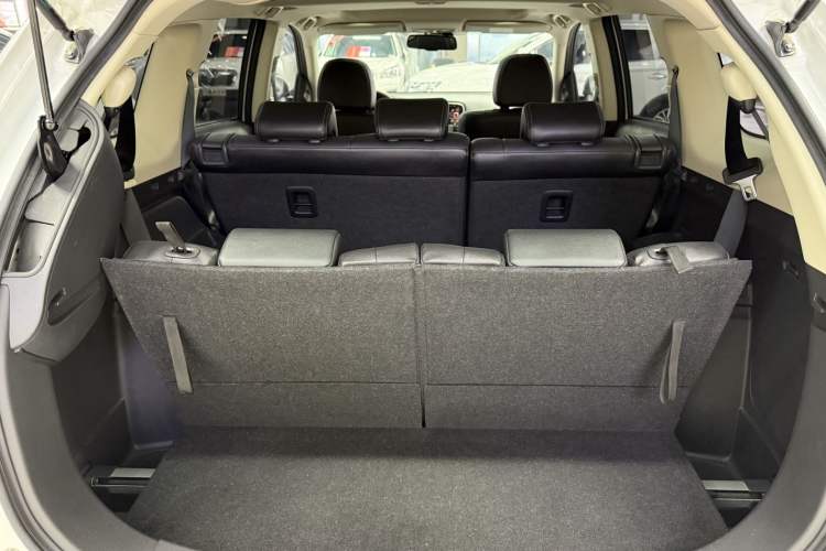 Used Mitsubishi Outlander 2016 2.4L 4x4 Elite Edition 7-Seater Interior 10